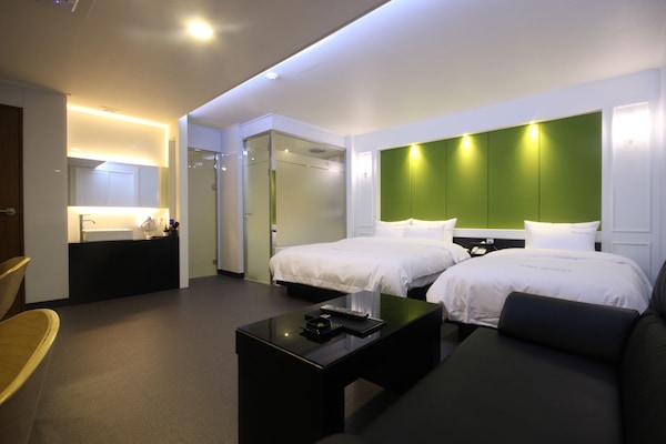 Standard Twin Room | Soundproofing, free WiFi, bed sheets
