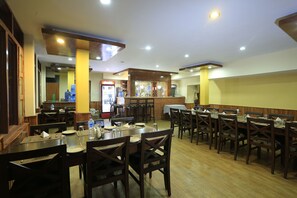 供應早餐、午餐和晚餐,當地料理