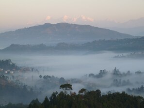 Un paysage montagneux avec un village niché au fond de la vallée.
