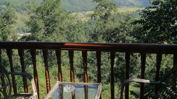 Breakfast, lunch, dinner served; local cuisine