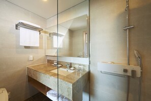 Articles de toilette de luxe, sèche-cheveux, chaussons, bidet