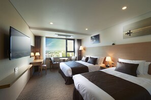 Premium bedding, in-room safe, desk, laptop workspace