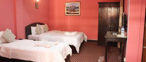 Deluxe double or twin bed room | 1 bedroom, pillowtop beds, in-room safe, desk