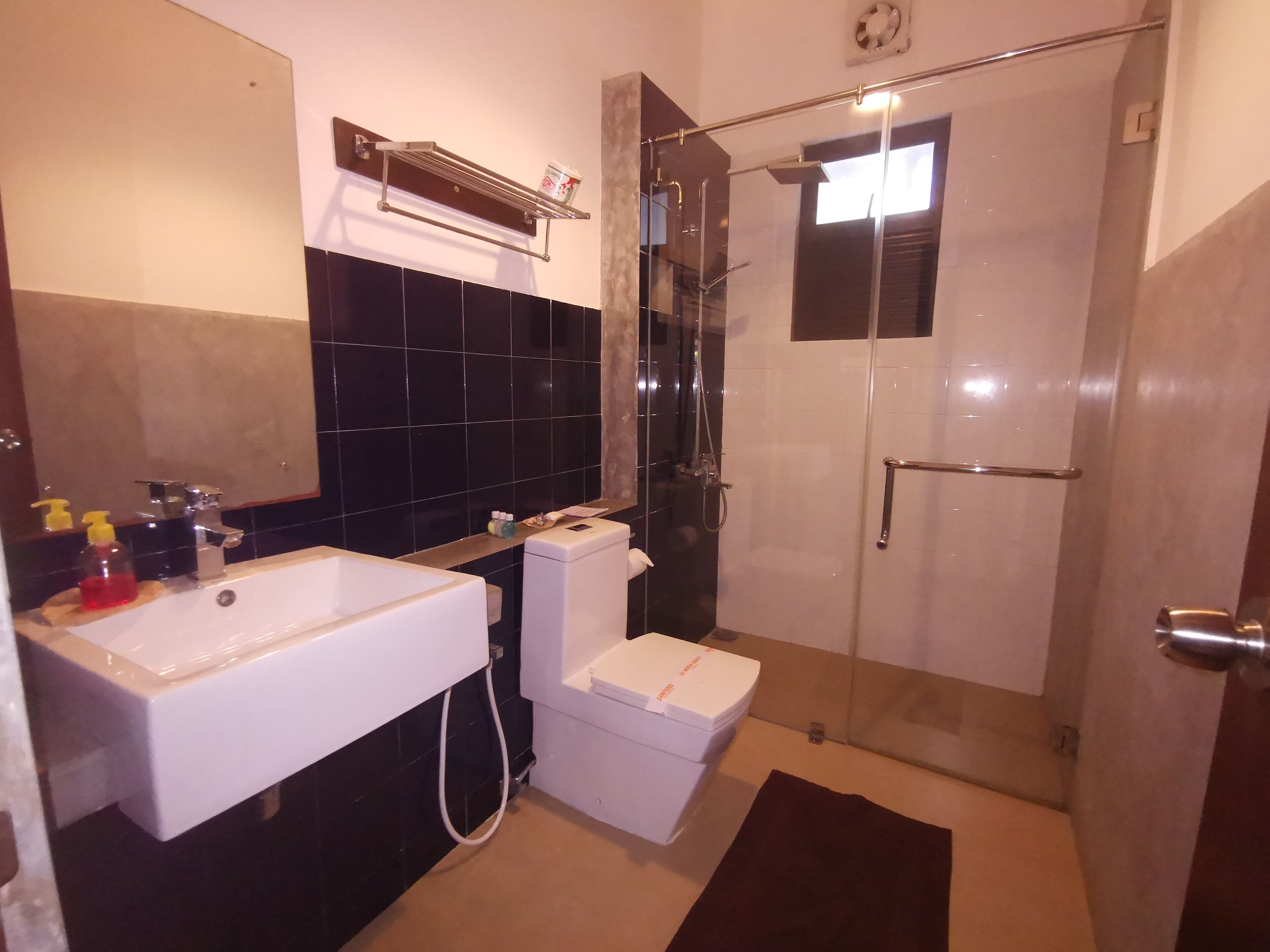 shower, rainfall showerhead, free toiletries, towels