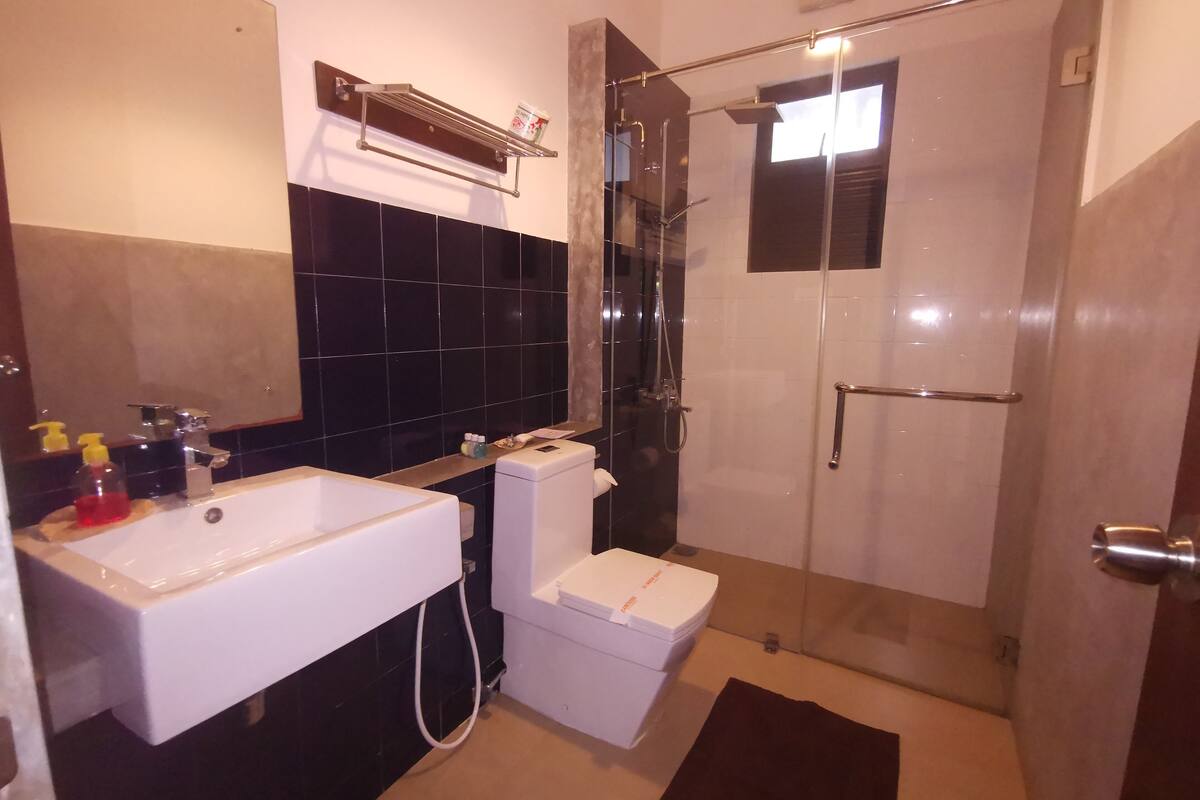 shower, rainfall showerhead, free toiletries, towels