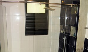 Shower, rainfall showerhead, free toiletries, towels - Wellé Wadiya (Kudawa)