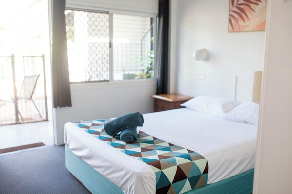 Queen Ensuite Room  | Individually decorated, individually furnished, desk, blackout drapes - Cairns City Motel (Cairns)