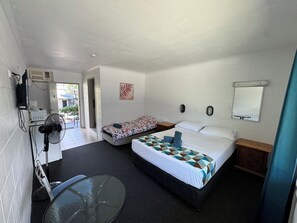 Twin Ensuite Room  | Individually decorated, individually furnished, desk, blackout drapes - Cairns City Motel (Cairns)
