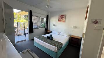 Queen Ensuite Room | Individually decorated, individually furnished, desk, blackout curtains