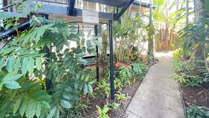 A covered walkway with a sign indicating a laundry area. - Cairns City Motel (Cairns)