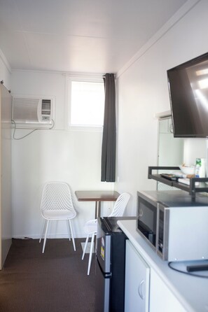 Queen Ensuite Room  | Individually decorated, individually furnished, desk, blackout curtains - Cairns City Motel (Cairns)