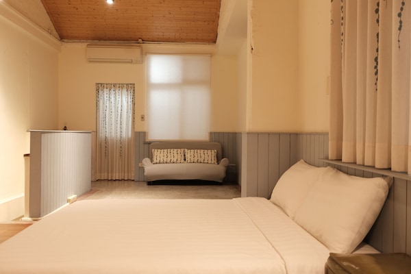 Signature House, 1 Bedroom, Non Smoking, City View | 1 bedroom, desk, blackout drapes, free WiFi