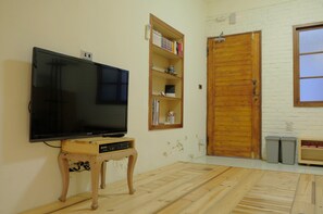 Signature House, 1 Bedroom, Non Smoking, City View | Living area | Flat-screen TV - Adore Tainan - Adore House (Tainan)