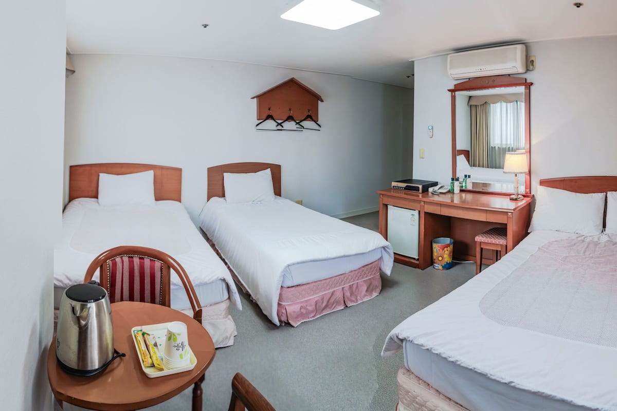 Kamar Triple | Minibar, brankas, meja kerja, dan Wi-Fi gratis