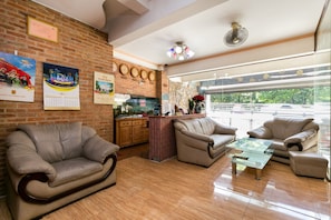 Lobby sitting area - Vien Ngoc Xanh Hotel (Ho Chi Minh City)