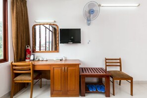 Superior Triple Room | Desk, laptop workspace, blackout curtains, free WiFi - Vien Ngoc Xanh Hotel (Ho Chi Minh City)