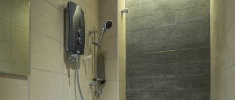 Un baño pequeño con inodoro, lavamanos y ducha.
