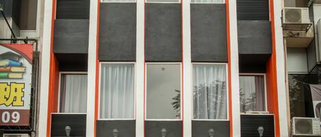 Een gebouw met een bord waarop bovenaan en onderaan