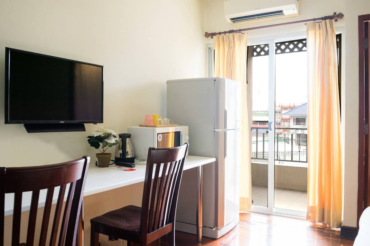 1 bedroom, desk, free wifi, bed sheets