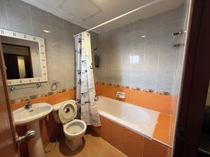 Deep soaking tub, free toiletries, hair dryer, towels - Kanavera House Serviced Apartment (Si Racha)