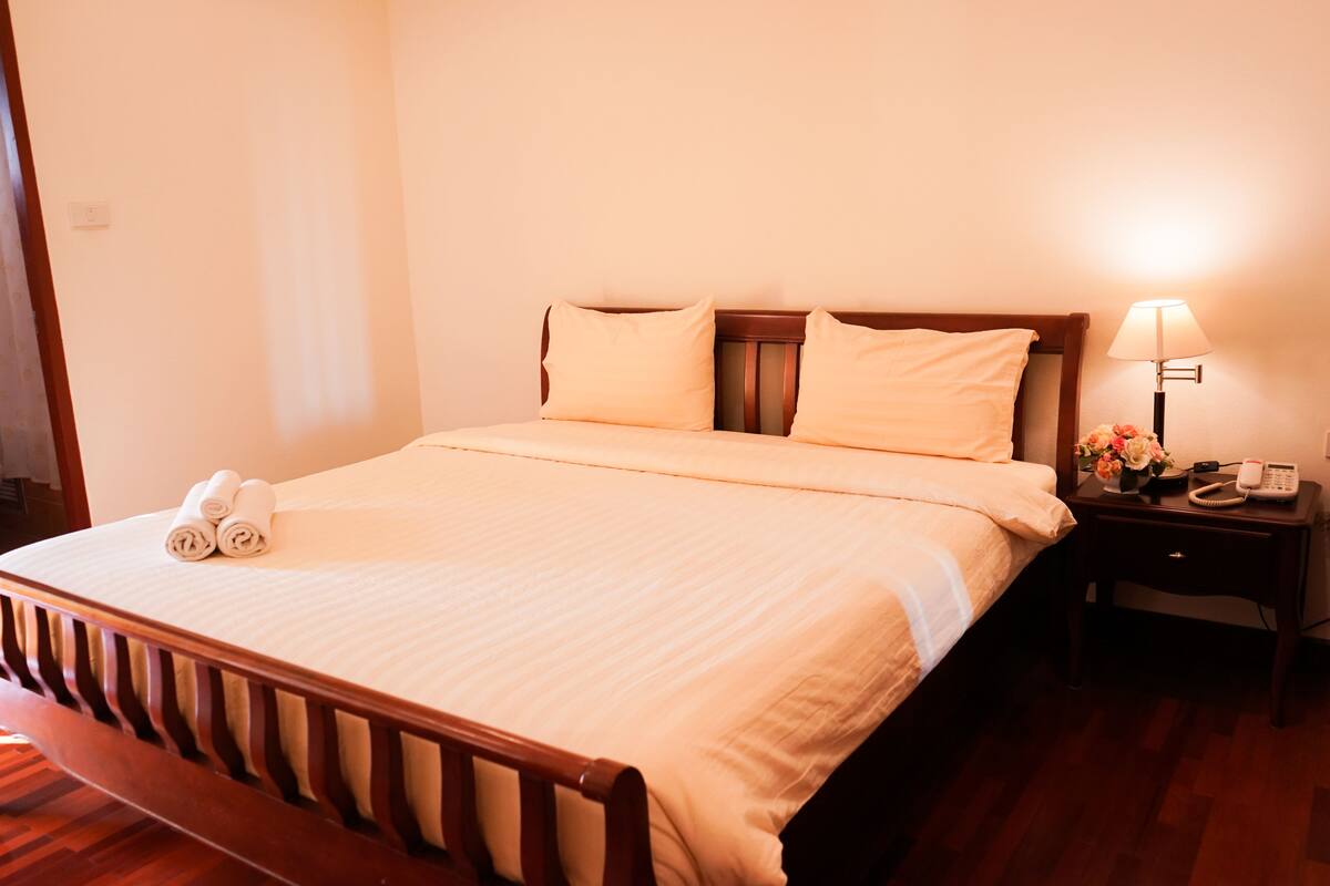 1 bedroom, desk, free wifi, bed sheets