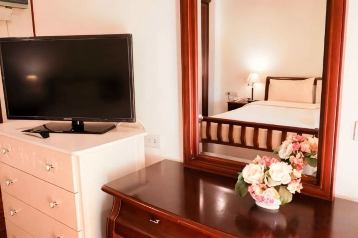 Escritorio, wifi gratis, ropa de cama