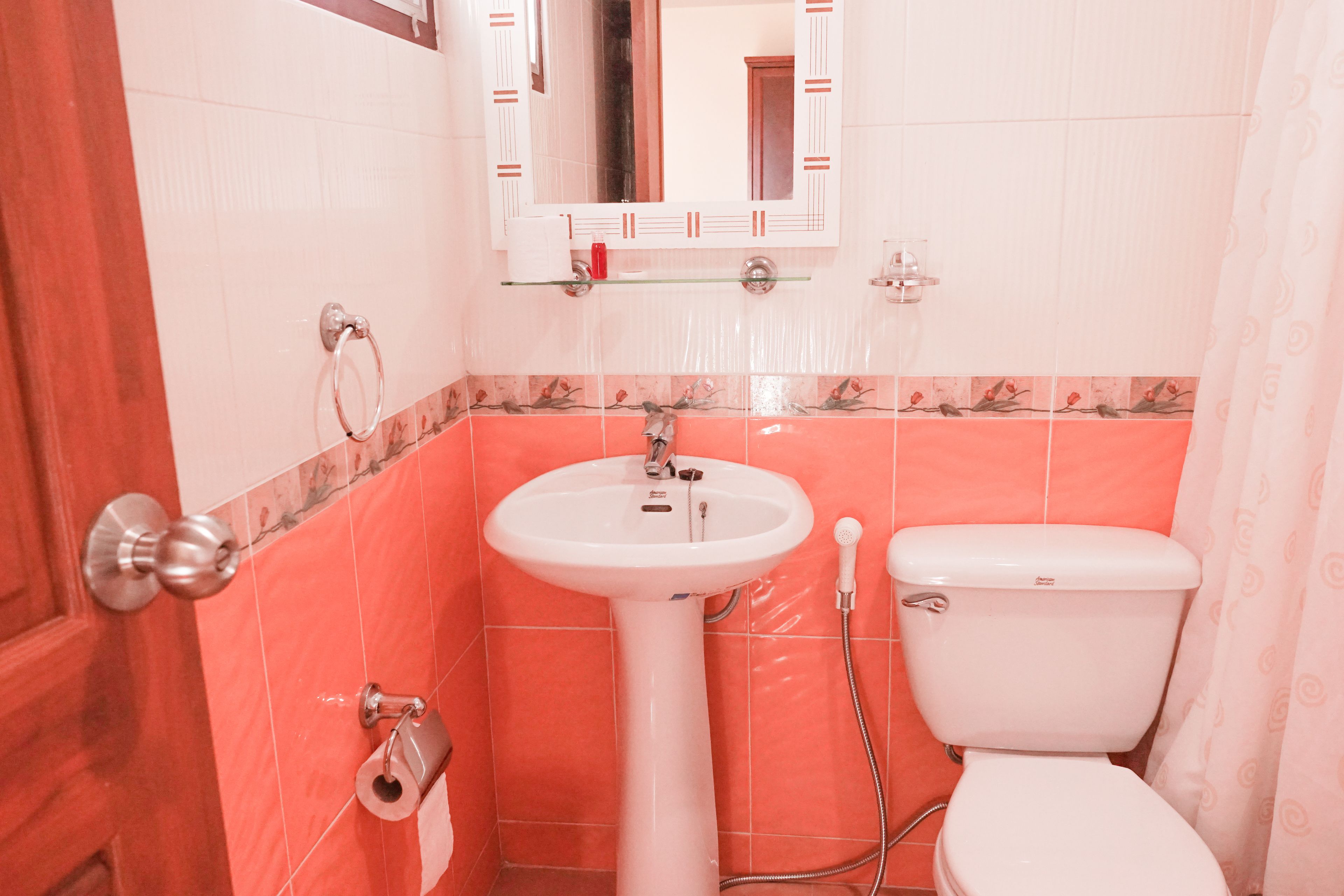 deep-soaking bathtub, free toiletries, hair dryer, towels