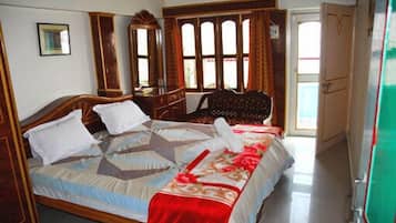 Desk, iron/ironing board, rollaway beds, free WiFi