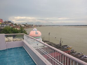 Vista frontal de la propiedad