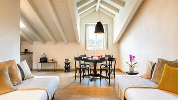 Suíte superior, 1 quarto, cozinha | Edredons de pluma, camas com colchões pillow-top, escrivaninha