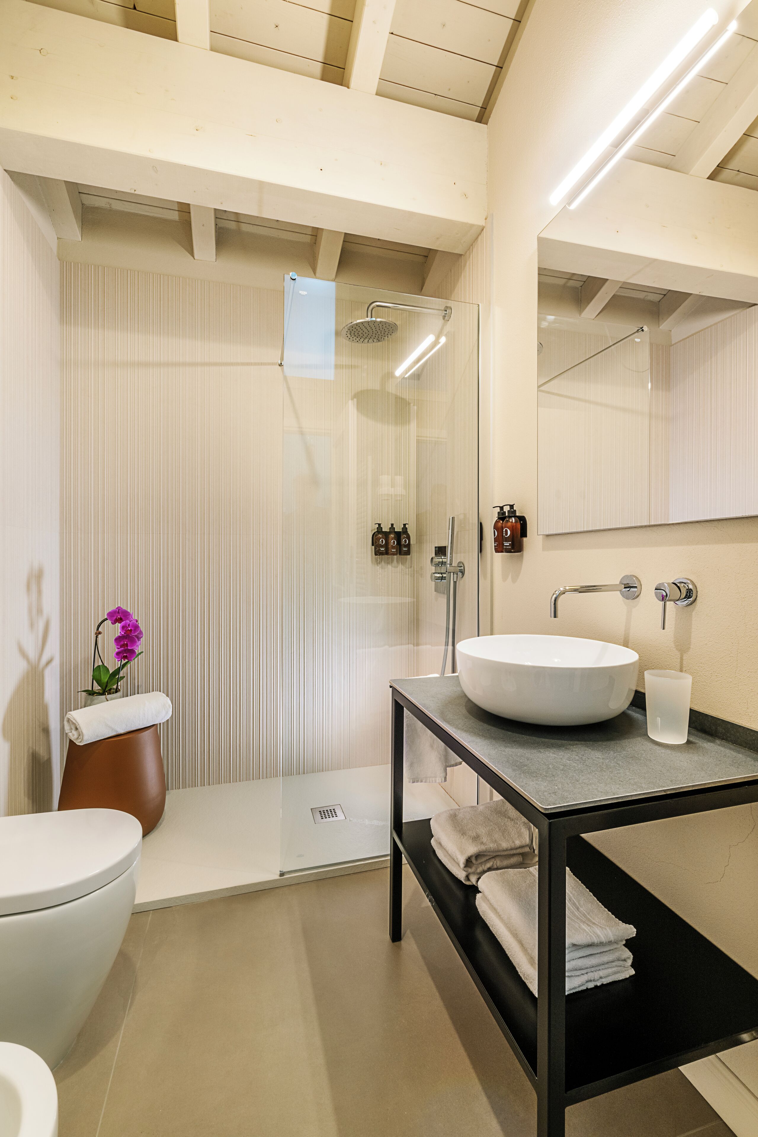 superior suite, 1 bedroom, kitchen | bathroom | rainfall showerhead, hair dryer, towels, soap