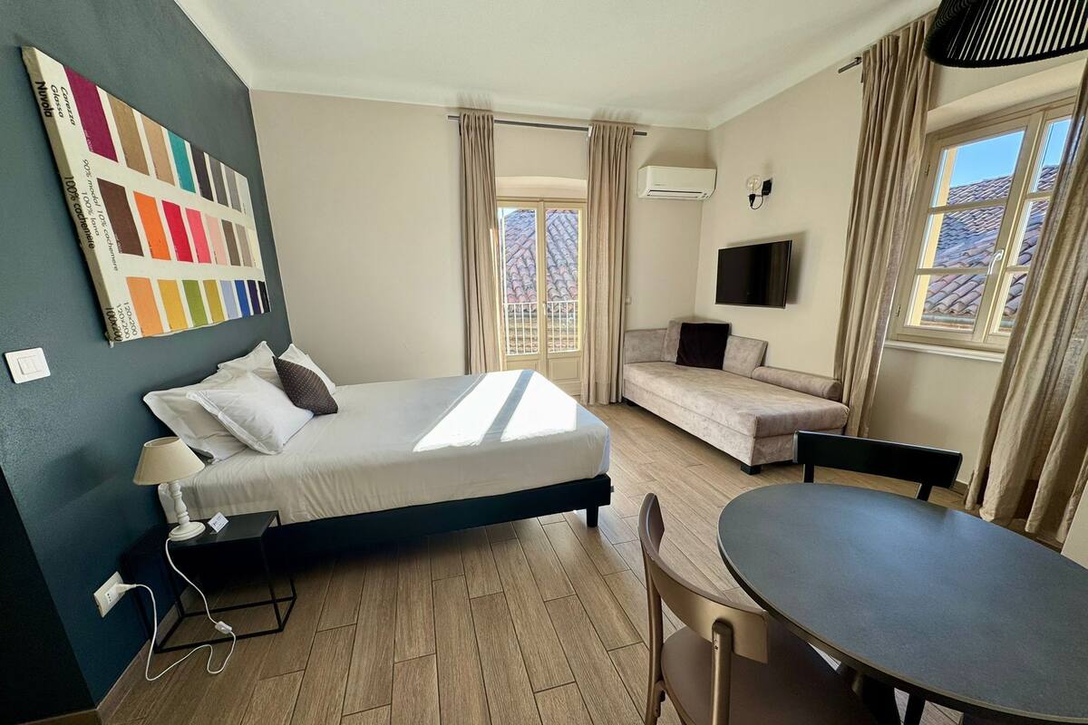 أغطية فراش متميزة وألحفة محشوة بالريش وأسرّة بطبقة علوية مريحة ومكتب