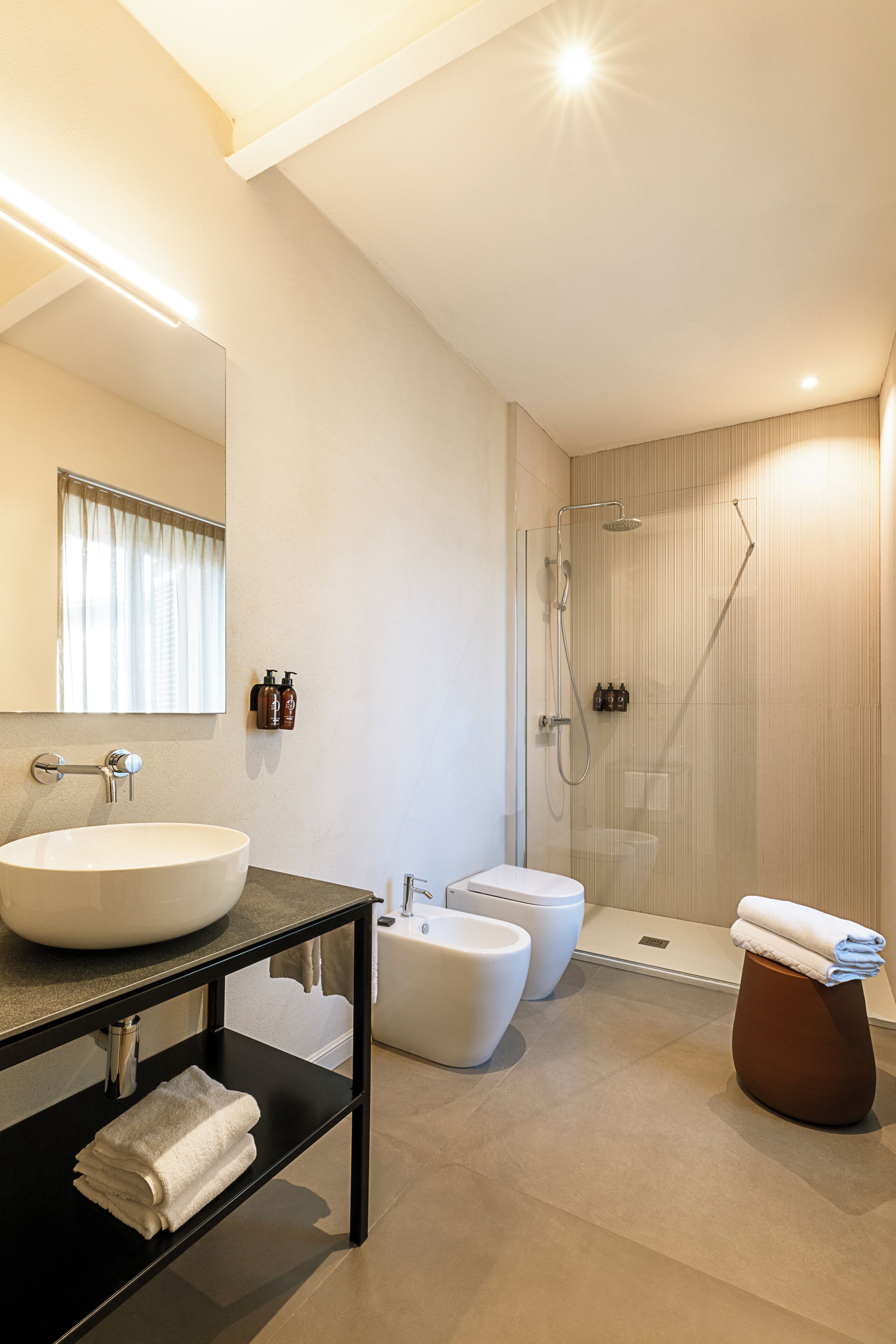 superior suite, 1 bedroom, kitchen | bathroom | rainfall showerhead, hair dryer, towels, soap