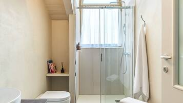 Quarto casal ou duplo clássico | Banheiro | Chuveiro com efeito de chuva, secador de cabelo, toalhas de banho