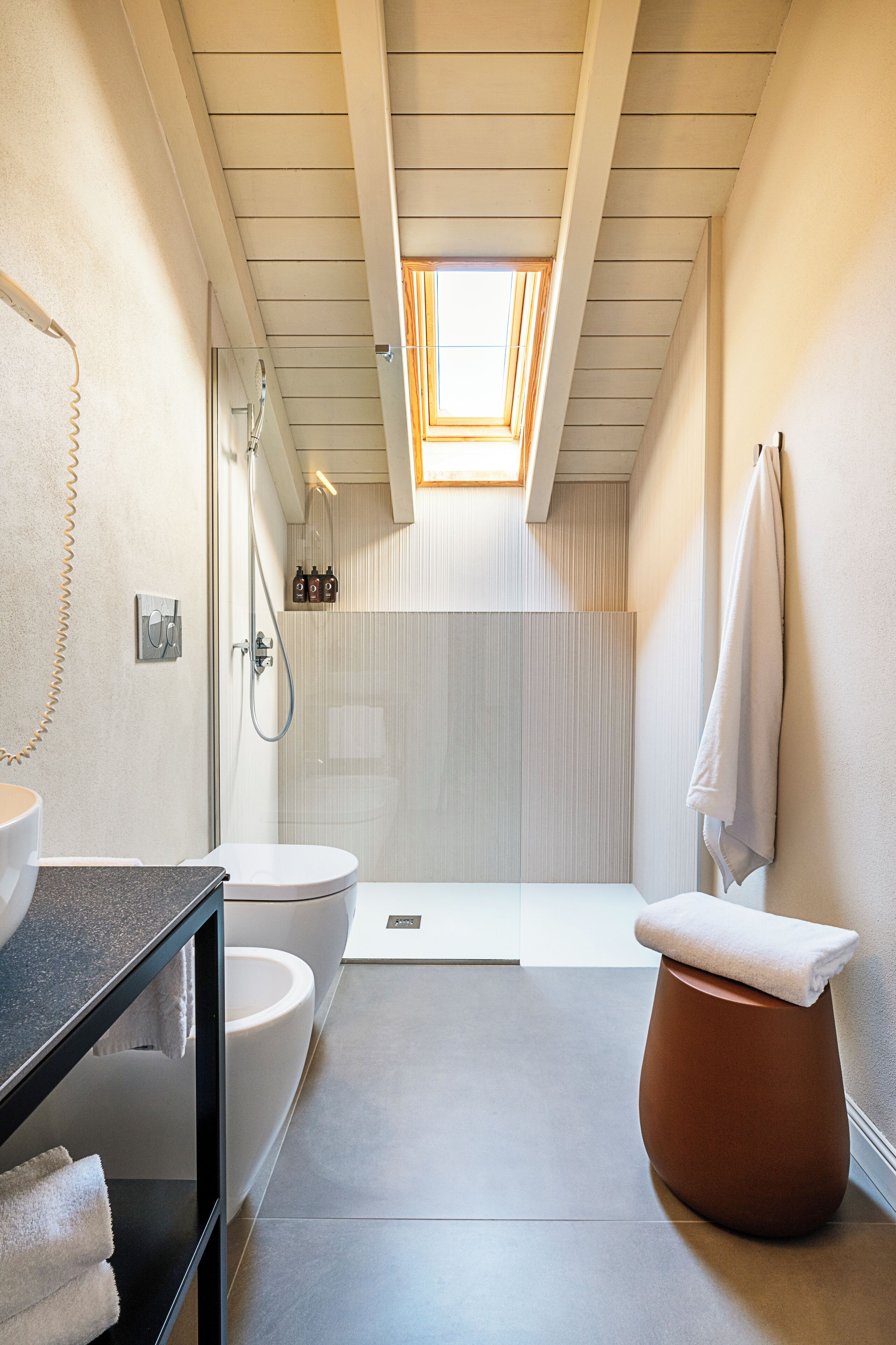 deluxe suite, 1 bedroom, kitchen | bathroom | rainfall showerhead, hair dryer, towels, soap