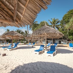 Aan een privéstrand, wit zand, ligstoelen, parasols