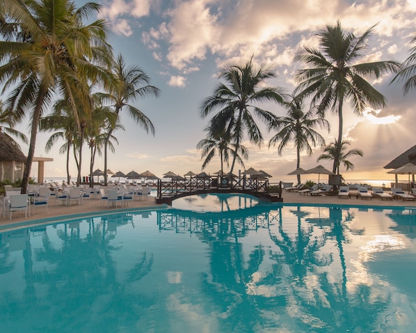 Outdoor pool, pool loungers