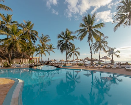 Outdoor pool, sun loungers