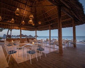 3 restaurants; breakfast, lunch and dinner served 
