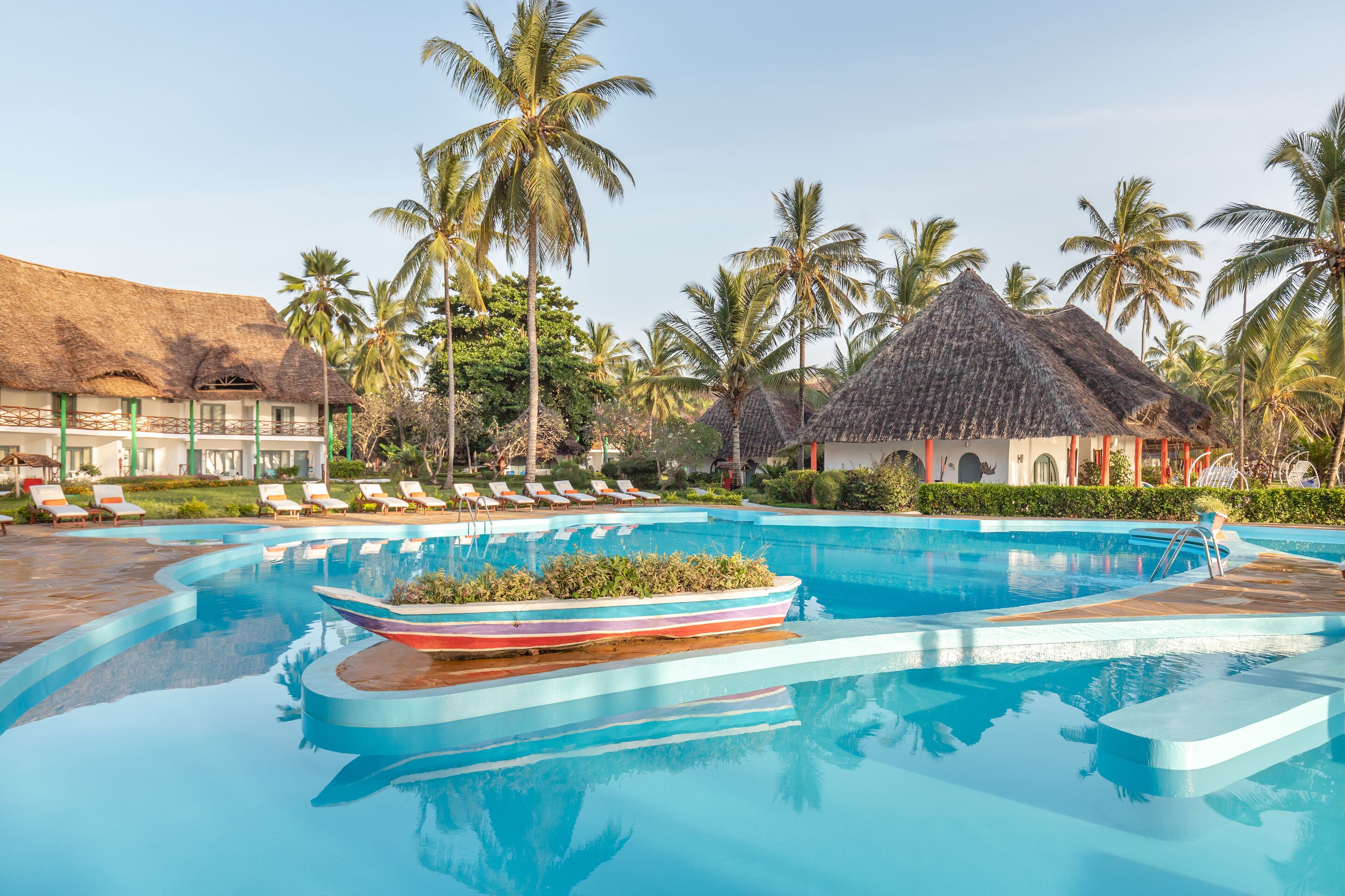 室外泳池；躺椅