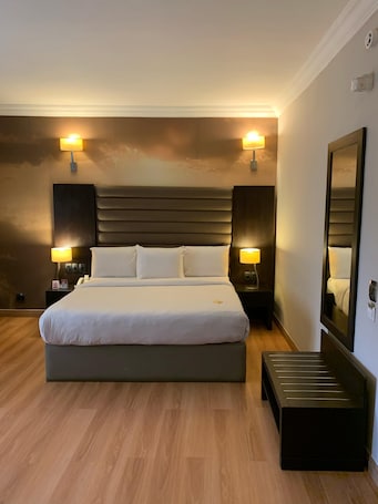 Executive Room, Balcony | Bathroom | Shower, free toiletries, towels