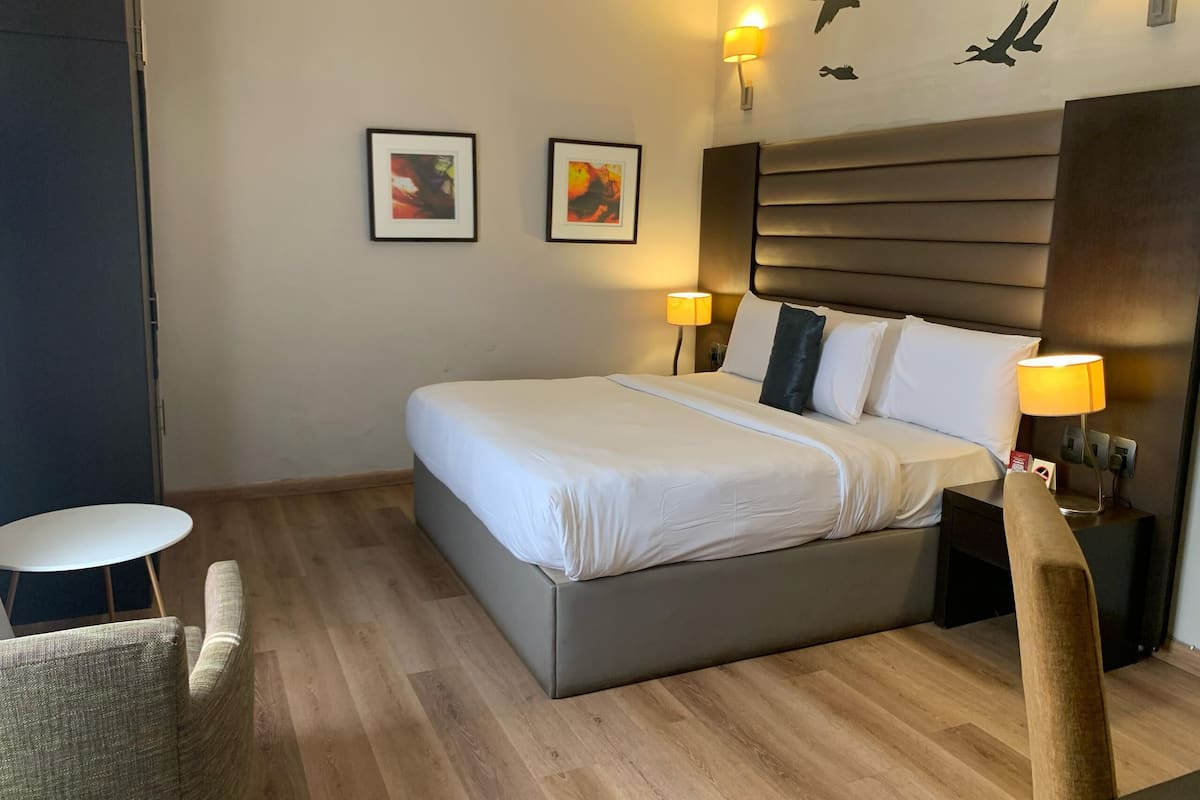 1 bedroom, premium bedding, in-room safe, desk