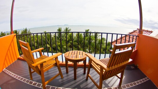 A balcony with wooden furniture and a view of the sea. - Coasta Bangsaen (Chonburi)