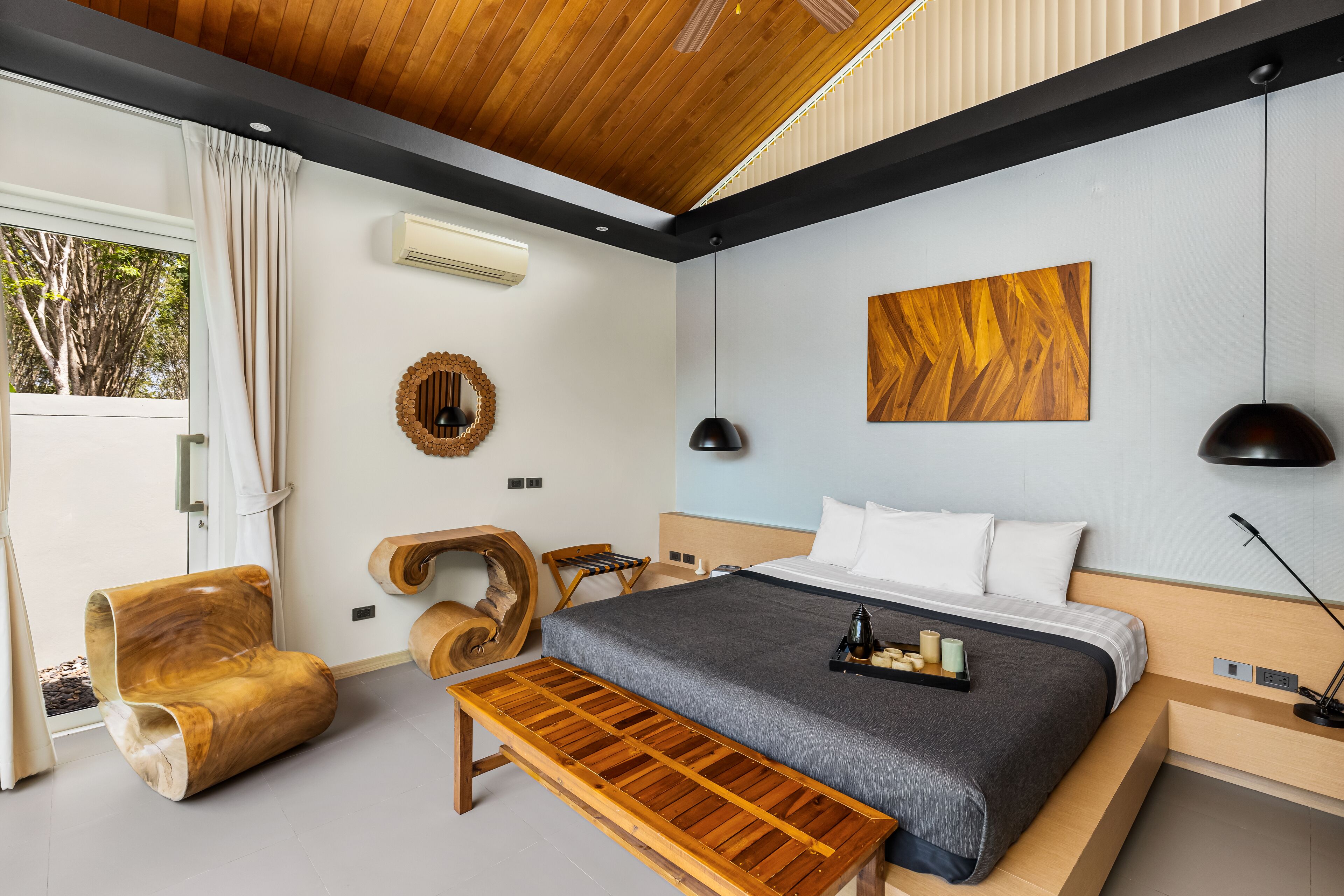 Premium bedding, in-room safe, individually decorated