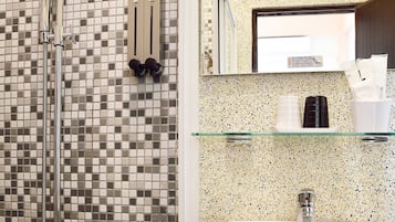 Habitación doble superior | Baño | Ducha y cabezal de ducha tipo lluvia