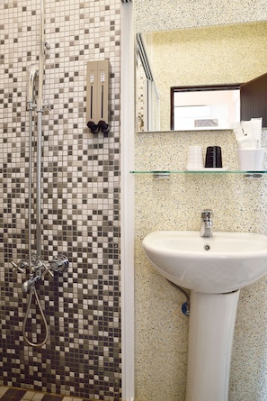 Quarto casal superior | Banheiro | Chuveiro, chuveiro com efeito de chuva, produtos de toalete grátis