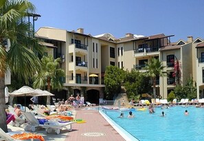 Hồ bơi ngoài trời phục vụ theo mùa, dù/ô trên bãi biển/hồ bơi 