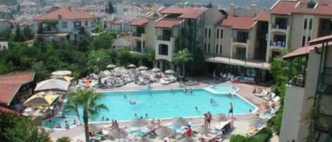 Außenpool (je nach Saison geöffnet), Sonnenschirme, Liegestühle