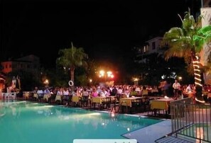 Hồ bơi ngoài trời phục vụ theo mùa, dù/ô trên bãi biển/hồ bơi 