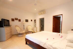 Habitación Deluxe, junto al lago | Minibar, escritorio, tabla de planchar con plancha y camas extra